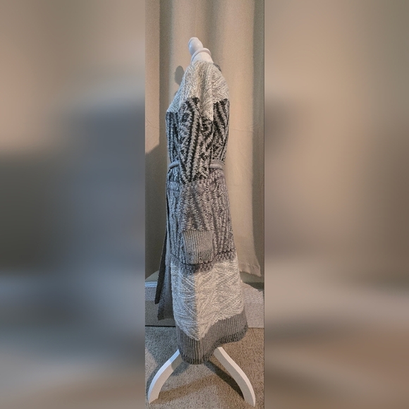 WHBM Sequin Gray Patterned Knit Cardigan - Picture 4 of 7